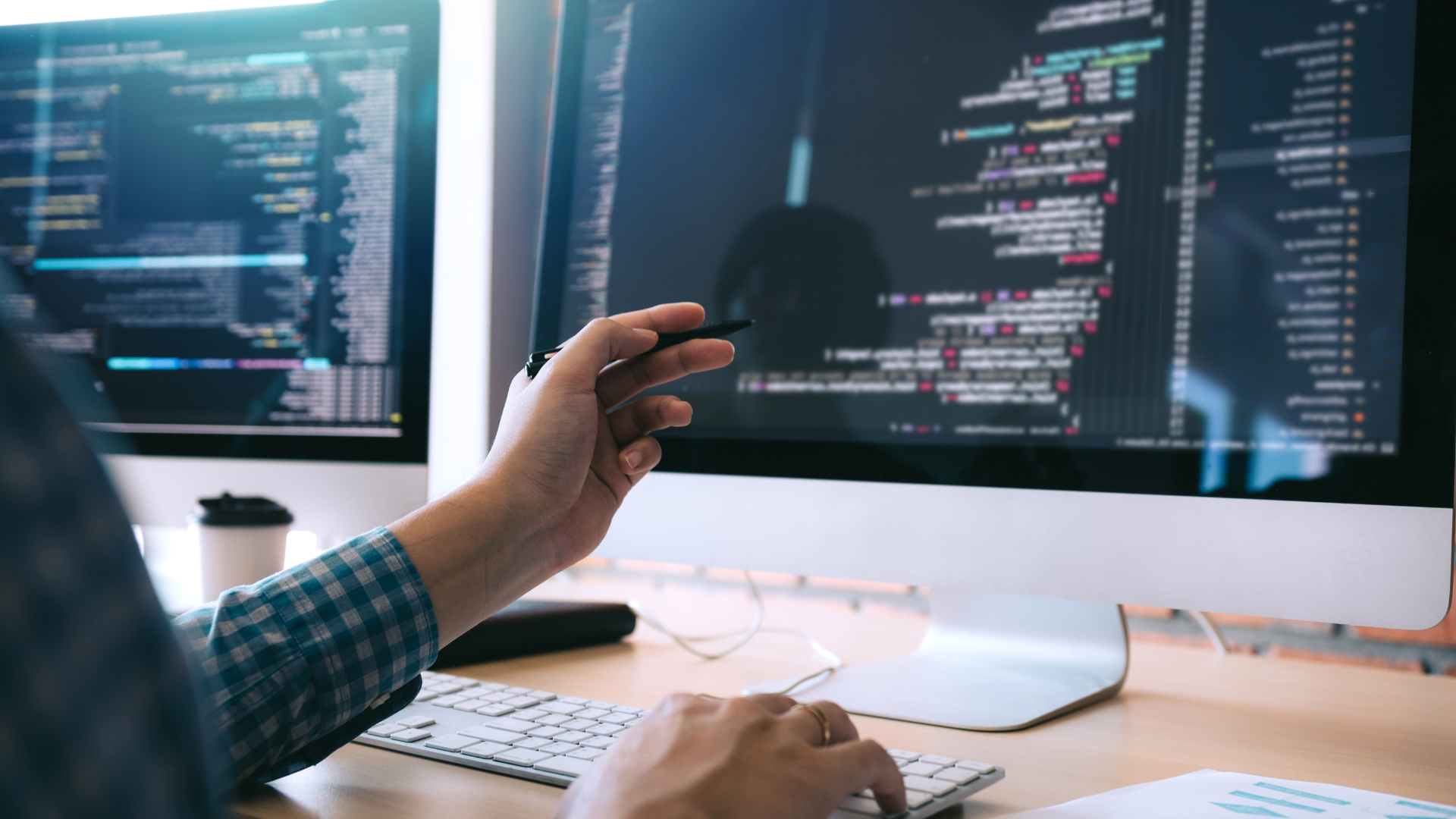 Immagine generica di un utente che controlla porzioni di codice informatico al pc